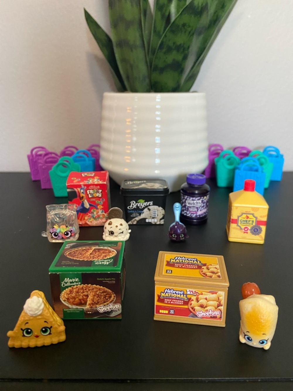 Shopkins Playset Figures: 22 pieces, Bags and Groceries